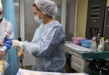 «Слёзы капают в маску, а ты продолжаешь работать»: операционная медсестра — о спасённых жизнях на фронте