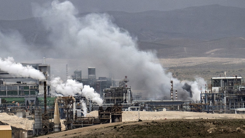 Удары по израильскому НПЗ, выход Ирана из ДНЯО и платный Ормузский пролив: как развиваются события на Ближнем Востоке