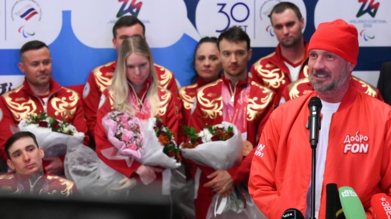 «Устали, но держались до последнего»: российские паралимпийцы триумфально вернулись домой и ждут встречи с президентом