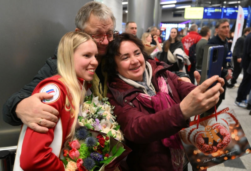 «Устали, но держались до последнего»: российские паралимпийцы триумфально вернулись домой и ждут встречи с президентом