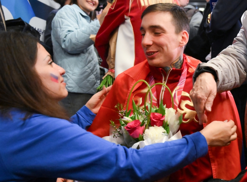 «Устали, но держались до последнего»: российские паралимпийцы триумфально вернулись домой и ждут встречи с президентом