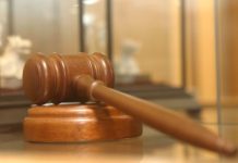 В Петербурге замдиректора и завхоза школы задержали по делу о взятках