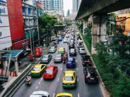 Автомобилистам Японии назвали способ экономии топлива и семейного бюджета