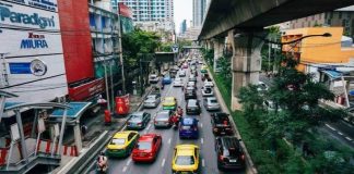 Автомобилистам Японии назвали способ экономии топлива и семейного бюджета