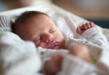 Девочка-подросток пожаловалась на боль в животе и родила в туалете