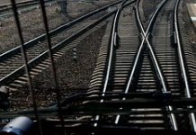 Названа возможная причина схода вагонов поезда с сотнями пассажиров в российском регионе