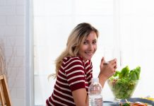 Не пьешь — не похудеешь? Врач развеяла популярный миф о воде