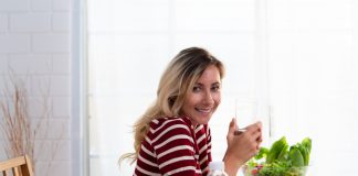 Не пьешь — не похудеешь? Врач развеяла популярный миф о воде