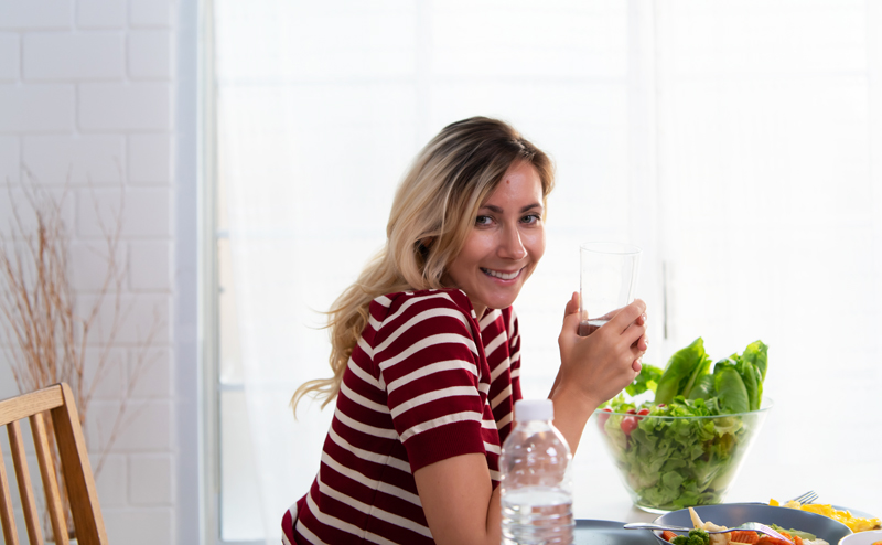 Не пьешь — не похудеешь? Врач развеяла популярный миф о воде