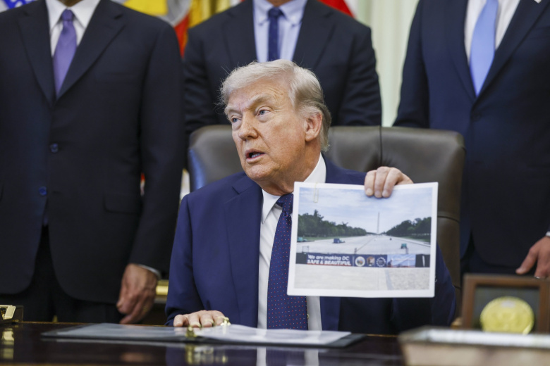 Трамп осудил нападки Оуэнс на супругу президента Франции