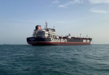 В районе Ормузского пролива задержали два судна