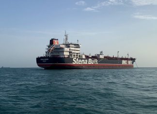 В районе Ормузского пролива задержали два судна