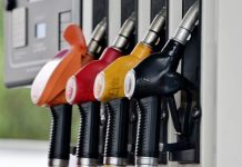 В России высмеяли идею запрета продажи бензина подросткам