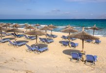 Власти популярного курорта запретили лежаки на пляжах