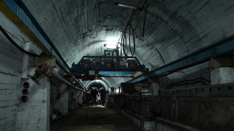 «Застигло аварийное отключение света»: в ЛНР более 40 горняков застряли в шахте после атаки ВСУ