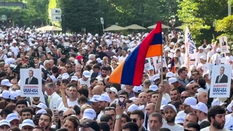 &laquo;Абсолютно незаконное уголовное преследование&raquo;: в Ереване тысячи людей вышли на митинг в поддержку Карапетяна