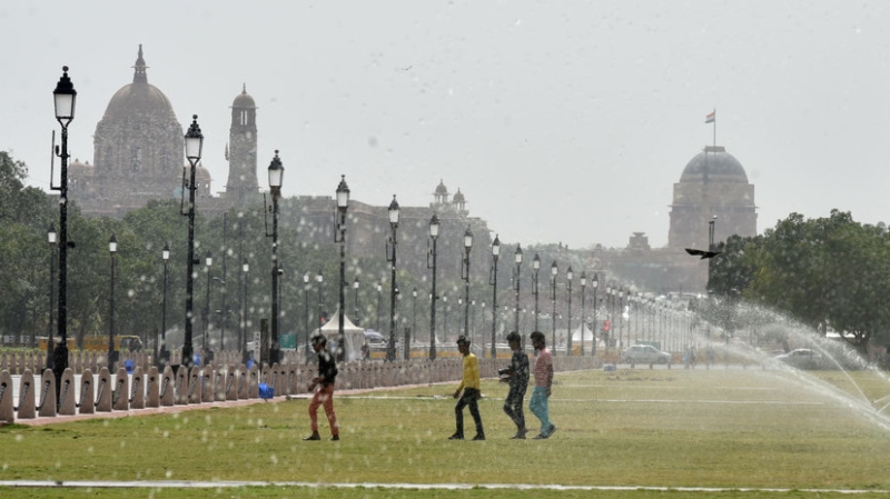 Аномальная жара убила около ста человек на севере Индии