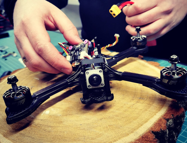 &laquo;Артиллерия с &laquo;глазами&raquo;: разработчик &mdash; о новых FPV-дронах и опыте их применения в ходе СВО