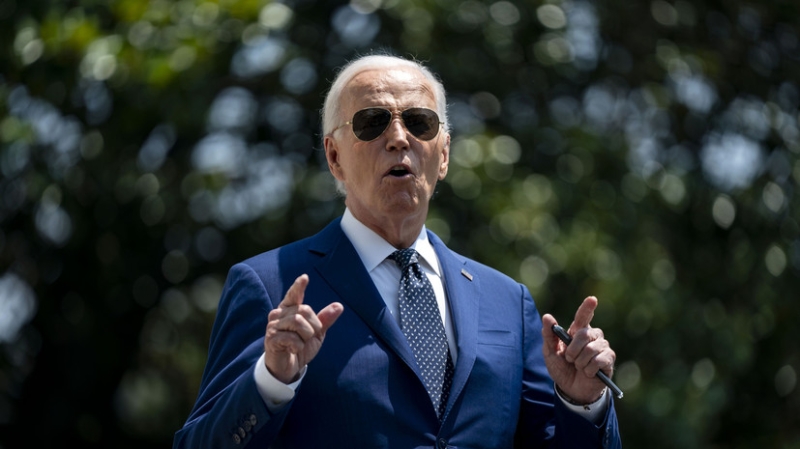 Байден пошутил, что ищет работу и может стать блогером