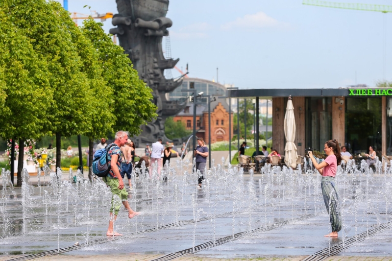 Бесплатная вода, предупреждения от МЧС и советы врачей: в Москве начался период 30-градусной жары