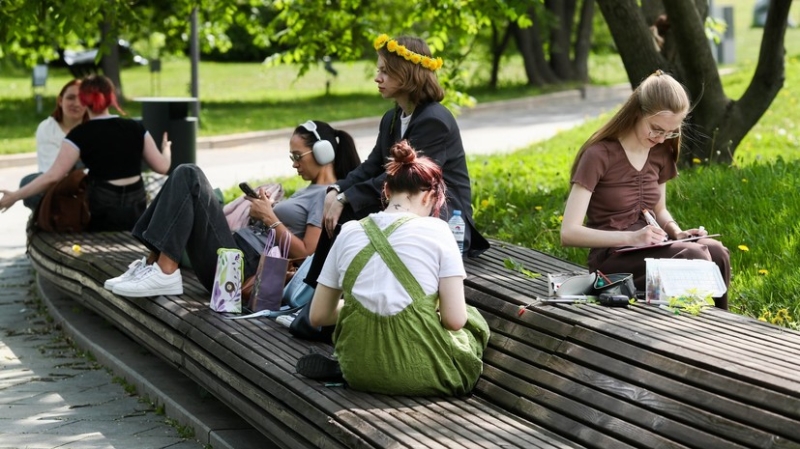 Бесплатная вода, предупреждения от МЧС и советы врачей: в Москве начался период 30-градусной жары