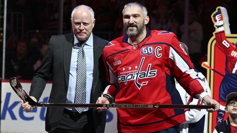 Без голов, но с пасом: Овечкин получил золотую клюшку в честь рекорда и помог победить &laquo;Каролину&raquo; в НХЛ