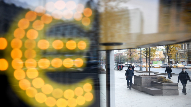 Биржевой рубеж: курс евро превысил 94 рубля впервые с декабря 2014 года