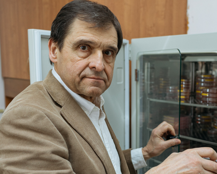 «Бояться крупных вспышек среди людей пока не стоит»: вирусолог Пётр Чумаков — о степени опасности оспы обезьян