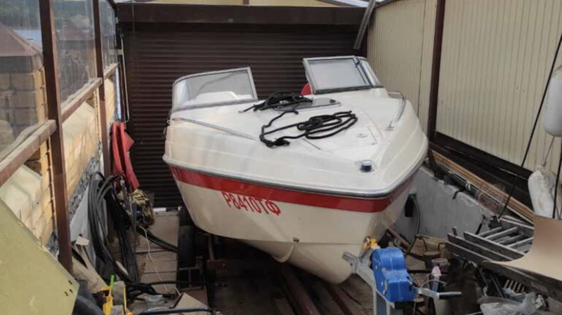 Четыре человека пострадали при хлопке в двигателе моторной лодки в Татарстане