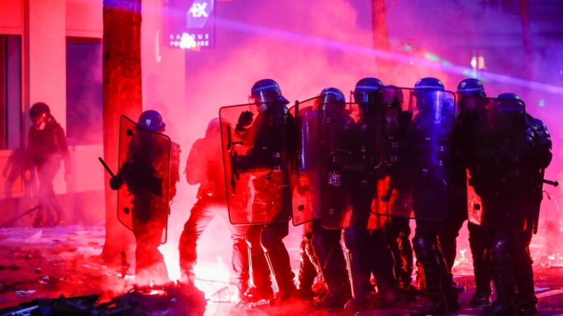 Число задержанных на акции протеста в Париже увеличилось до 142