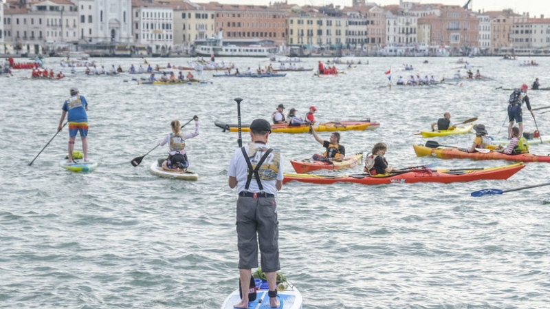 Corriere del Veneto: вода главной водной артерии Венеции окрасилась в ярко-зелёный цвет