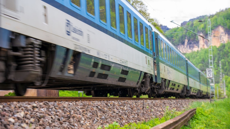 Десять человек пострадали при столкновении пассажирского поезда с грузовиком в Чехии
