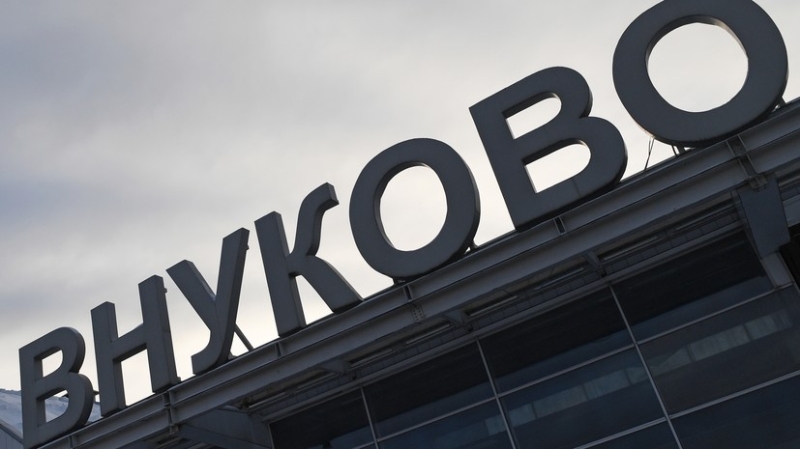 Десять самолётов ушли на запасные аэродромы во время закрытия Внукова и Домодедова ночью