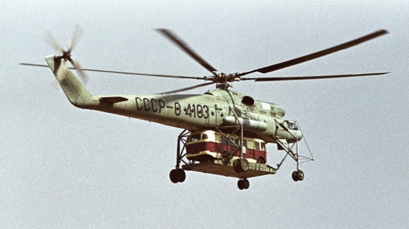 &laquo;Длинноногая десятка&raquo; и &laquo;летающий кран&raquo;: какую роль сыграл вертолёт Ми-10 в развитии отечественной авиации