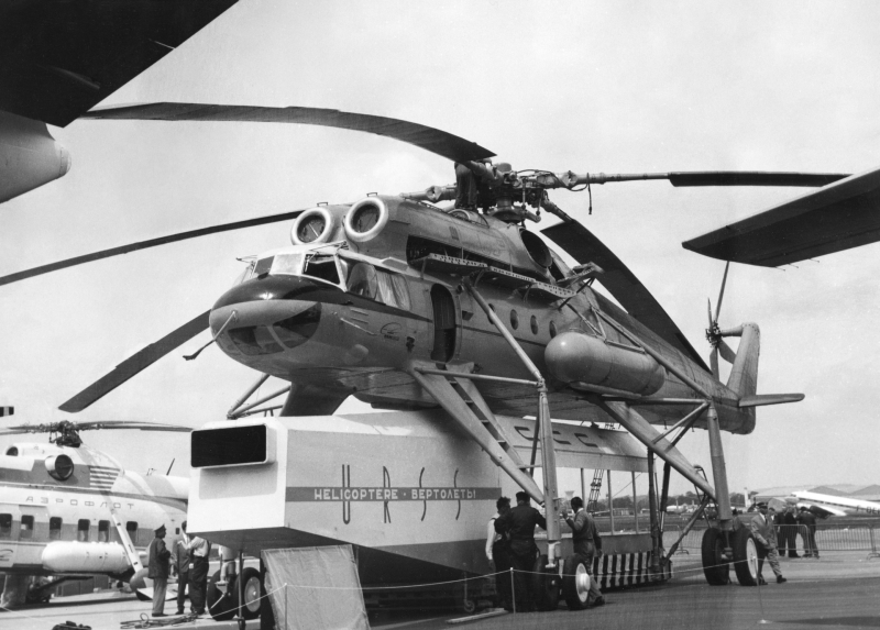 &laquo;Длинноногая десятка&raquo; и &laquo;летающий кран&raquo;: какую роль сыграл вертолёт Ми-10 в развитии отечественной авиации