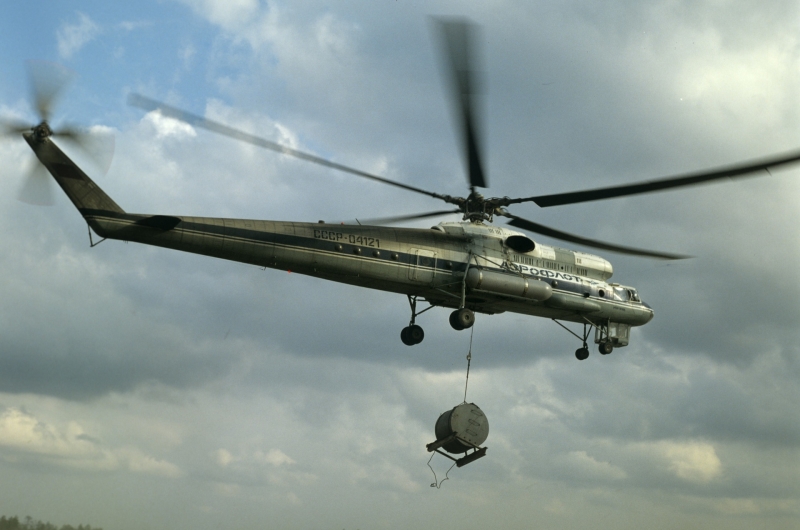 &laquo;Длинноногая десятка&raquo; и &laquo;летающий кран&raquo;: какую роль сыграл вертолёт Ми-10 в развитии отечественной авиации