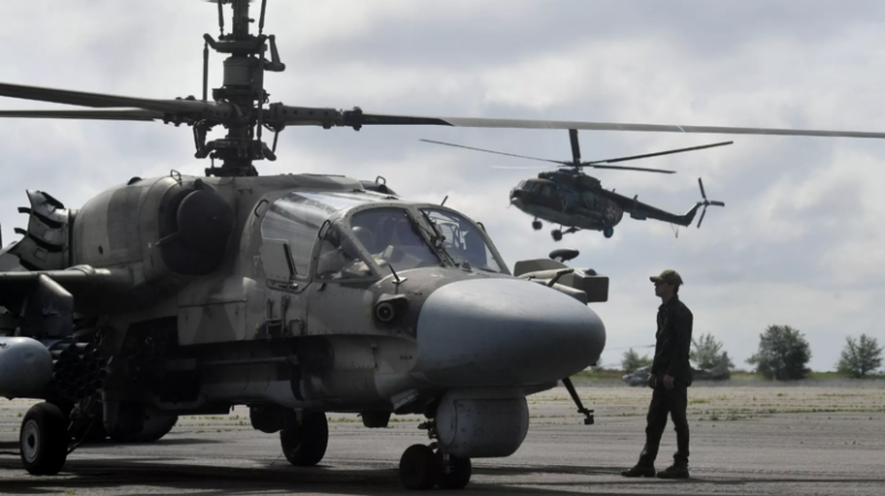 &laquo;Для решения специальных задач&raquo;: Минобороны РФ опубликовало кадры боевой работы ударного вертолёта Ка-52