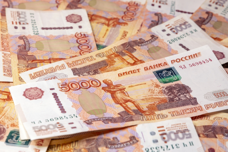 До минимума за два года: почему Центробанк резко снижает официальные курсы доллара и юаня