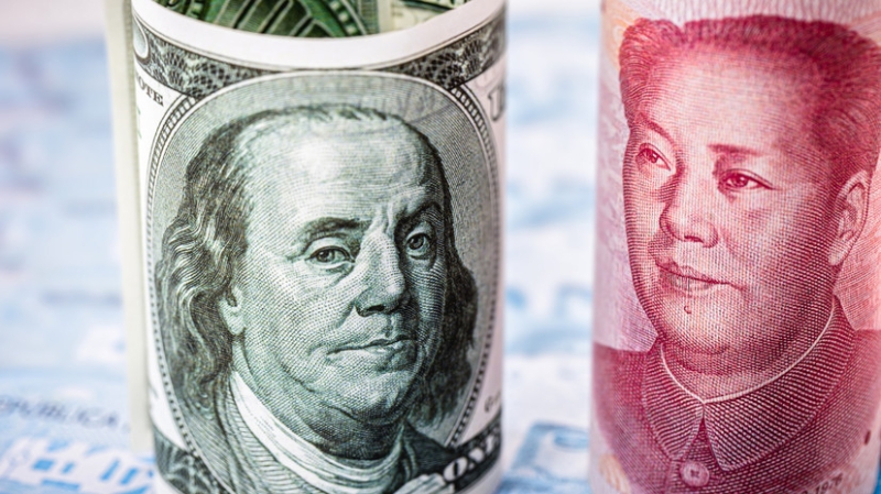 До минимума за два года: почему Центробанк резко снижает официальные курсы доллара и юаня