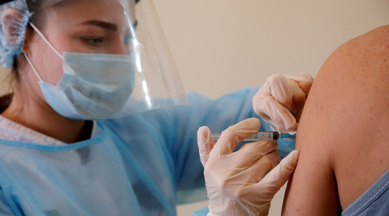 «Достаточно для четверти миллиона человек»: в регионы направлена первая крупная партия вакцины «ЭпиВакКорона»