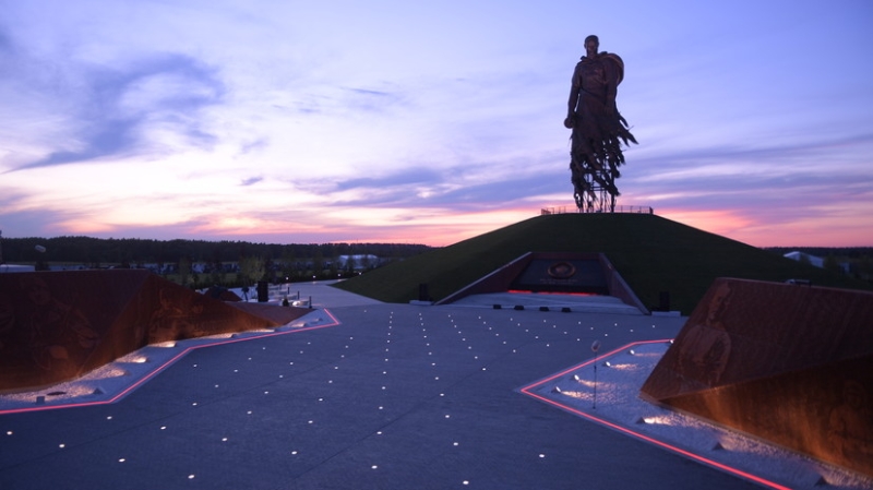 «Два великих стихотворения воплотились в бронзе»: скульптор Андрей Коробцов рассказал о работе над Ржевским мемориалом