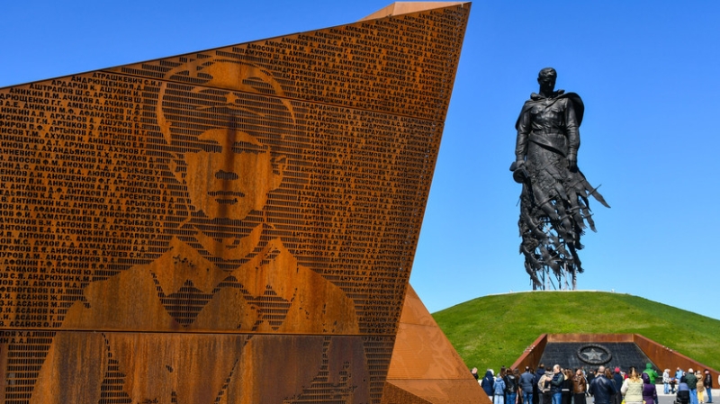 «Два великих стихотворения воплотились в бронзе»: скульптор Андрей Коробцов рассказал о работе над Ржевским мемориалом