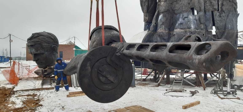 «Два великих стихотворения воплотились в бронзе»: скульптор Андрей Коробцов рассказал о работе над Ржевским мемориалом