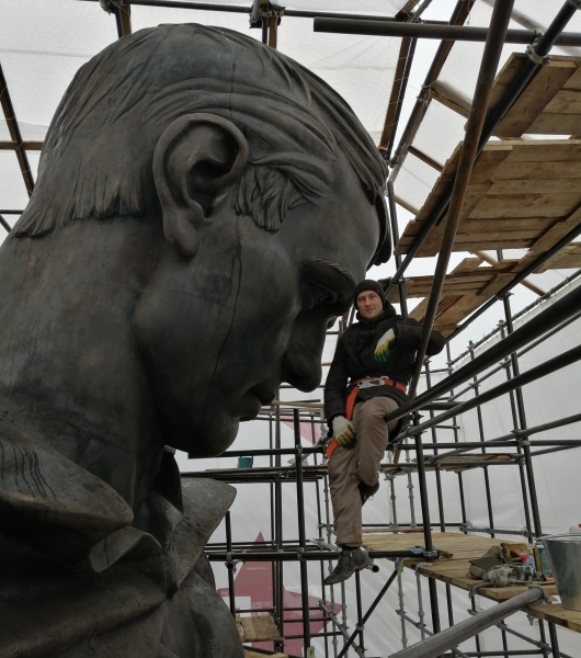 «Два великих стихотворения воплотились в бронзе»: скульптор Андрей Коробцов рассказал о работе над Ржевским мемориалом