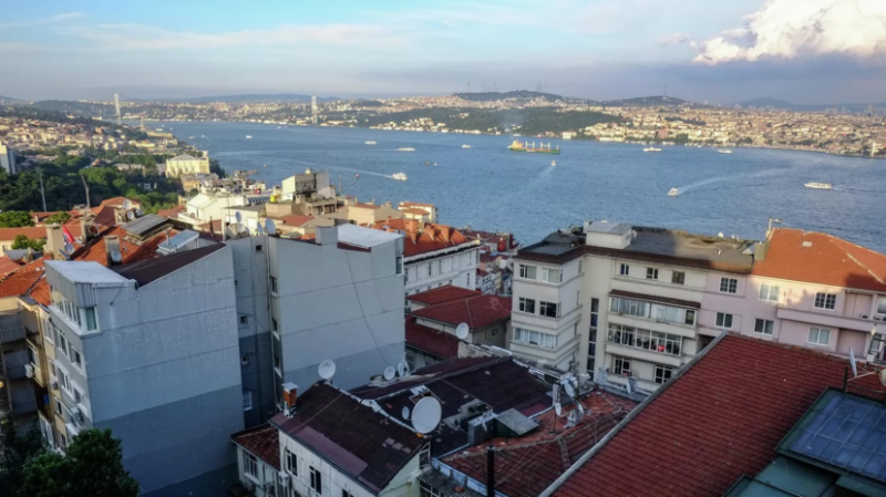 Движение по Босфорскому проливу приостановлено из-за севшего на мель судна