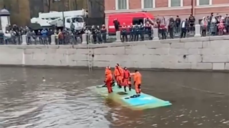 «Это ад просто»: при падении автобуса в Мойку в Петербурге погибли по меньшей мере три человека