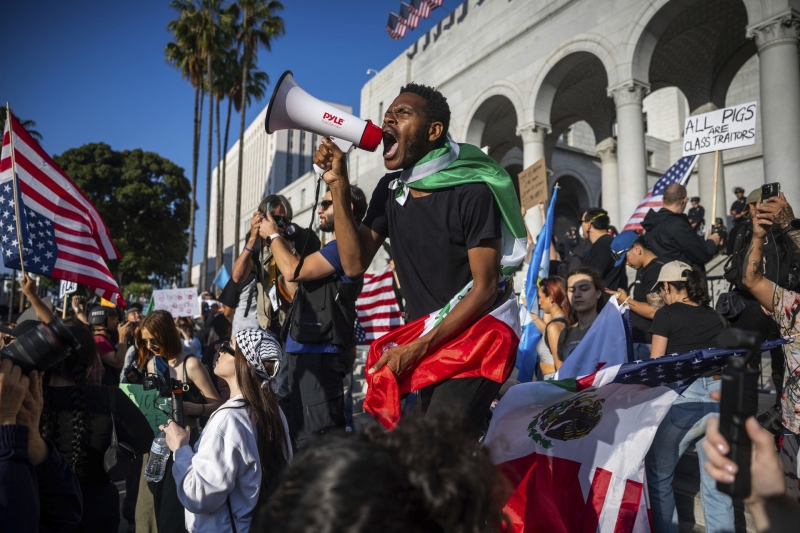 &laquo;Финансируется и управляется оппозицией&raquo;: протестная волна в США распространилась на Сиэтл и другие города