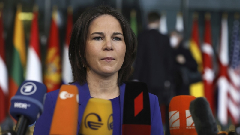 Глава МИД ФРГ Бербок: нет времени на отговорки, Украине нужно тяжёлое вооружение