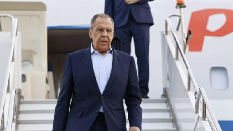 Глава МИД России Сергей Лавров прибыл на заседание СМИД ШОС