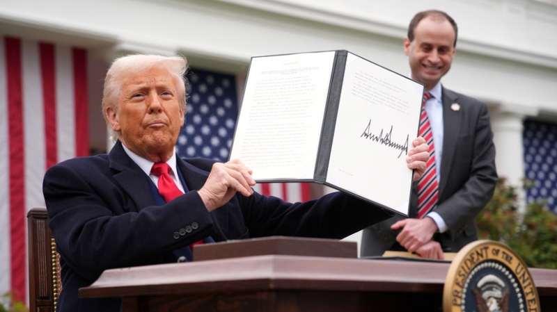 Хаос на рынках, угроза рецессии и торговая война: западные СМИ &mdash; о последствиях таможенных пошлин Трамппа